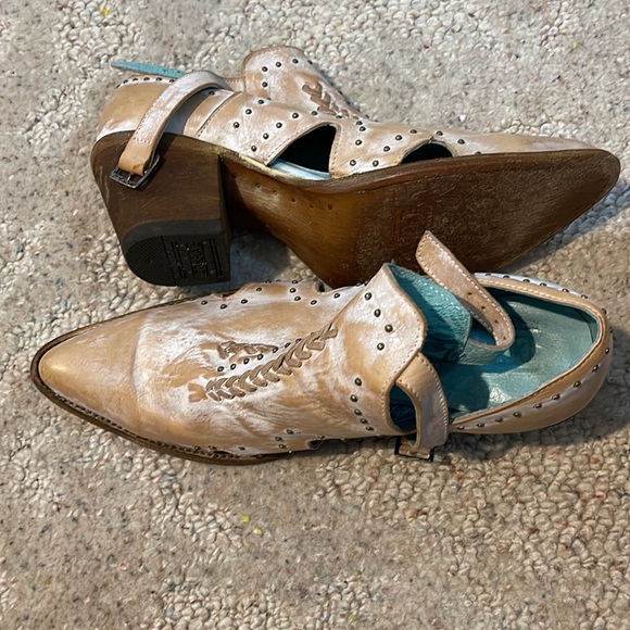 Corral Tan Ankle Boots with Cutout Design - Picture 3 of 4